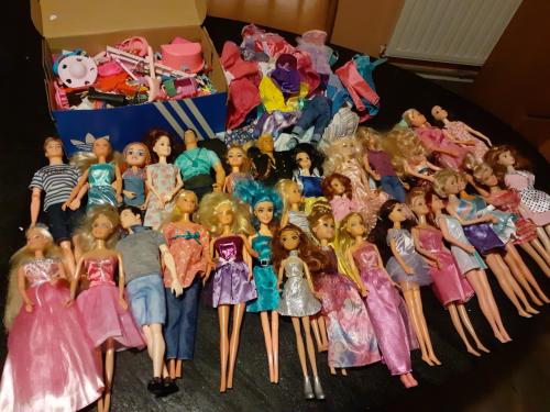 30 barbie poppen ( nep ) met kleding en accessoires