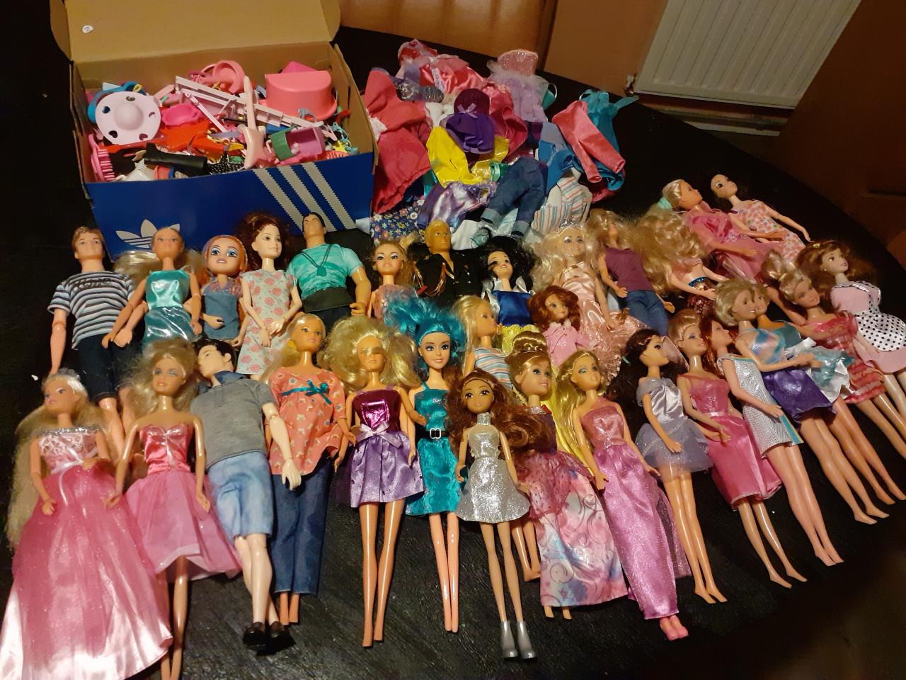 30 barbie poppen ( nep ) met kleding en accessoires
