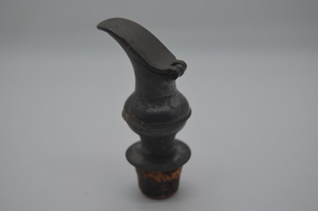 Oude tinnen schenktuit