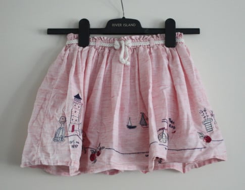 Roze rok met borduursel en geborduurd e gvoerd maat 116
