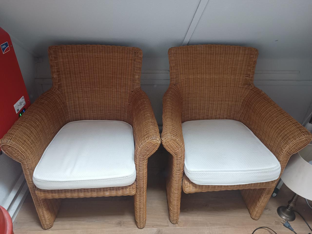 2x rieten stoel ( 5 euro per stuk)