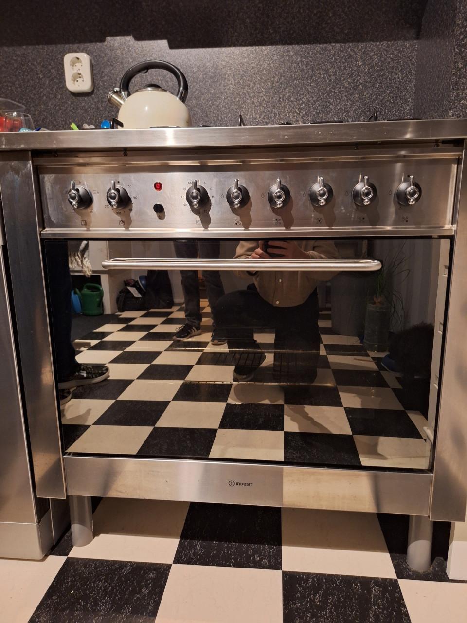 Indesit gasfornuis 5 pits met oven.