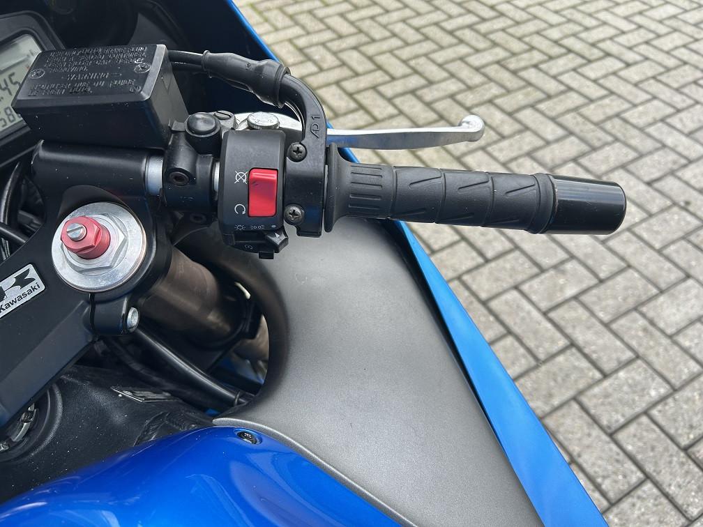 Kawasaki ZX12R uit 2002 met lichte kuipschade, rijklaar mee voor €2250,-
