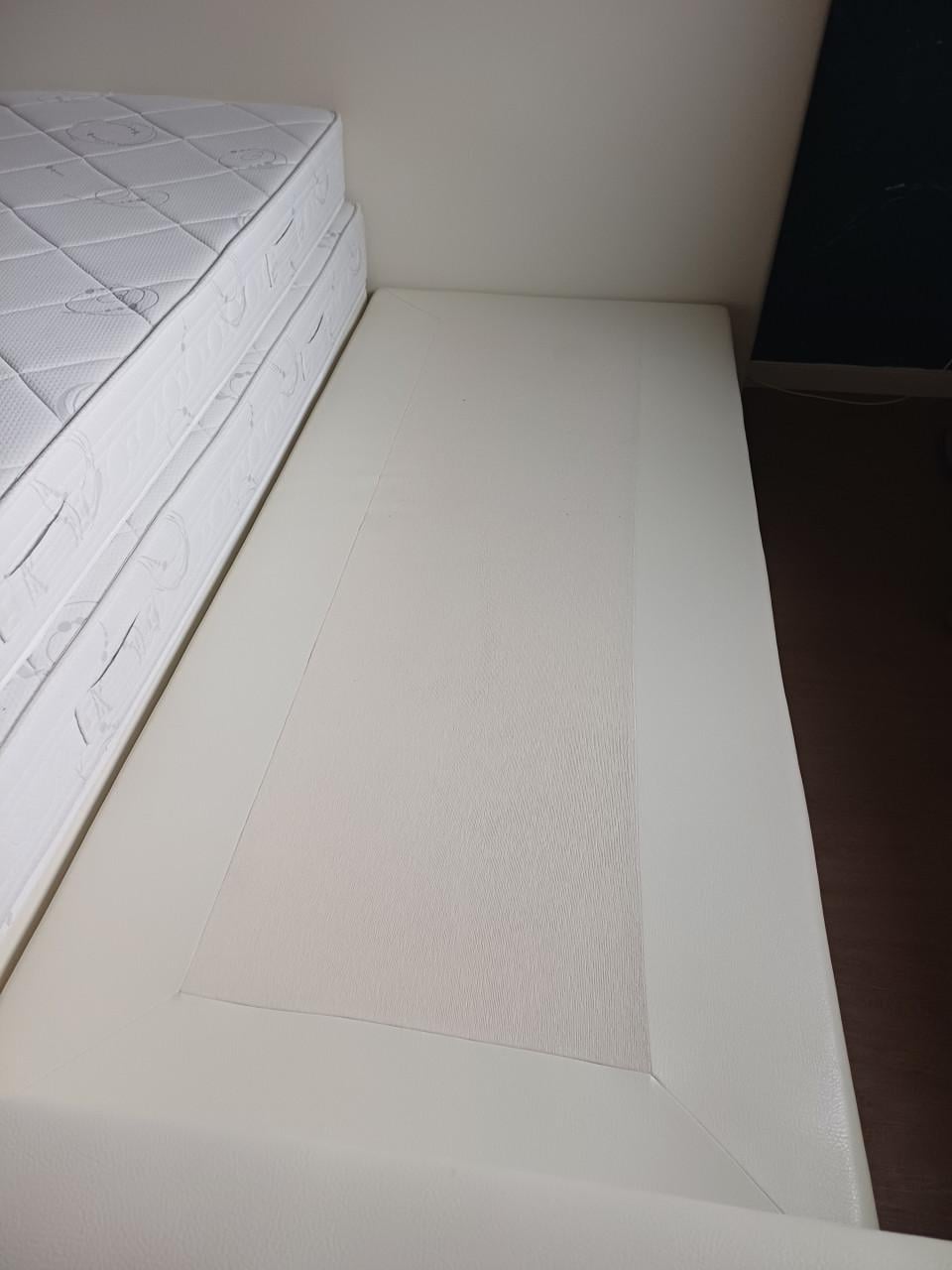 Wit leren boxspring 2- personen