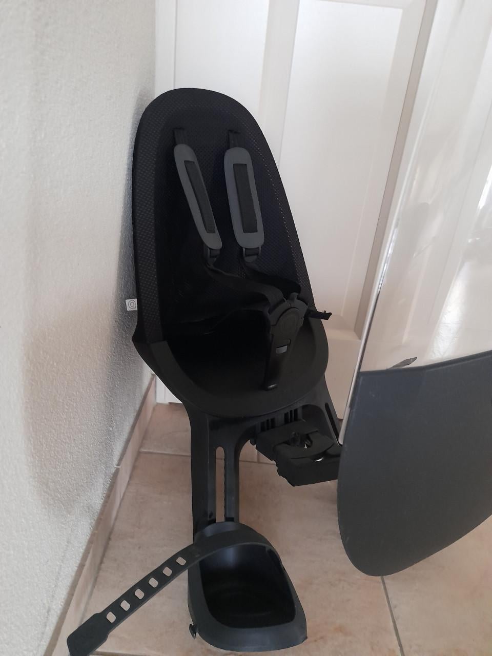 Qibbel Air Fietsstoeltje Voor - Zwart met scherm (in goede staat )