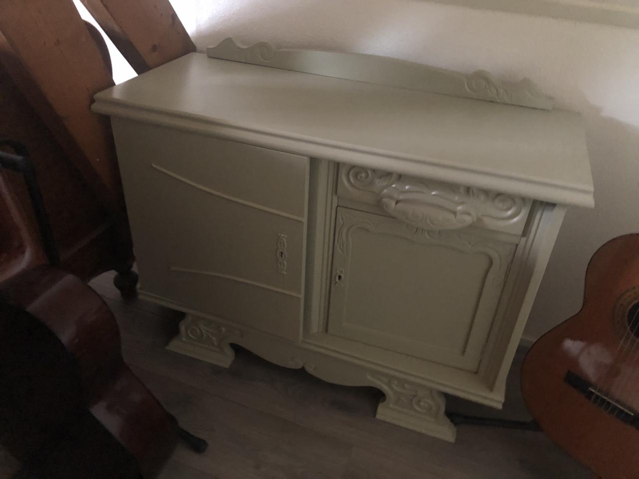 Dressoirkastje  licht groen geverfd