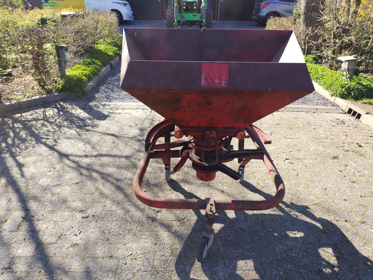 Kunstmeststrooier Lely