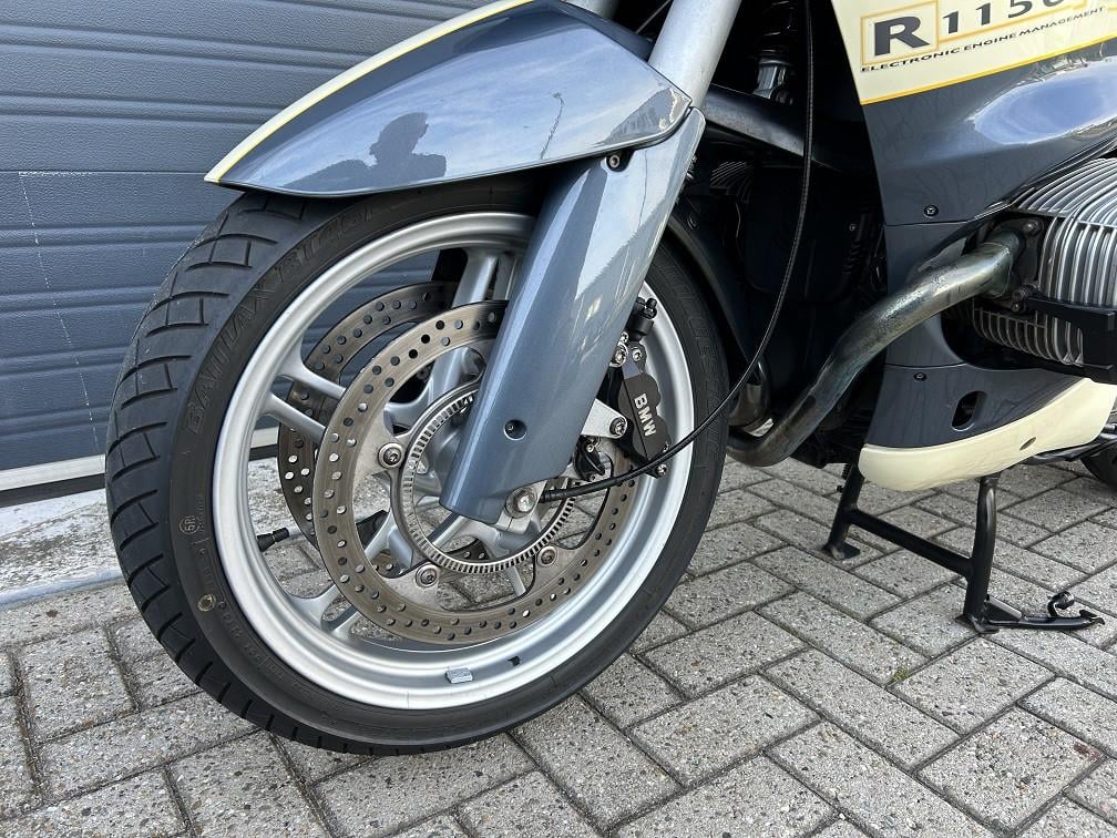 Puntgave BMW R1150RS uit 2003 met slechts 50dkm, kofferset etc, €2250,-