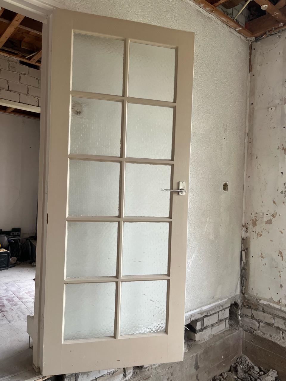 Twee binnendeuren met glazen ruitjes