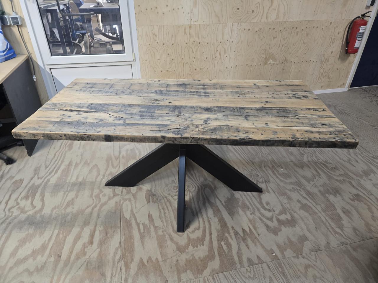 Robuuste eettafel van oud eikenhout met stalen onderste