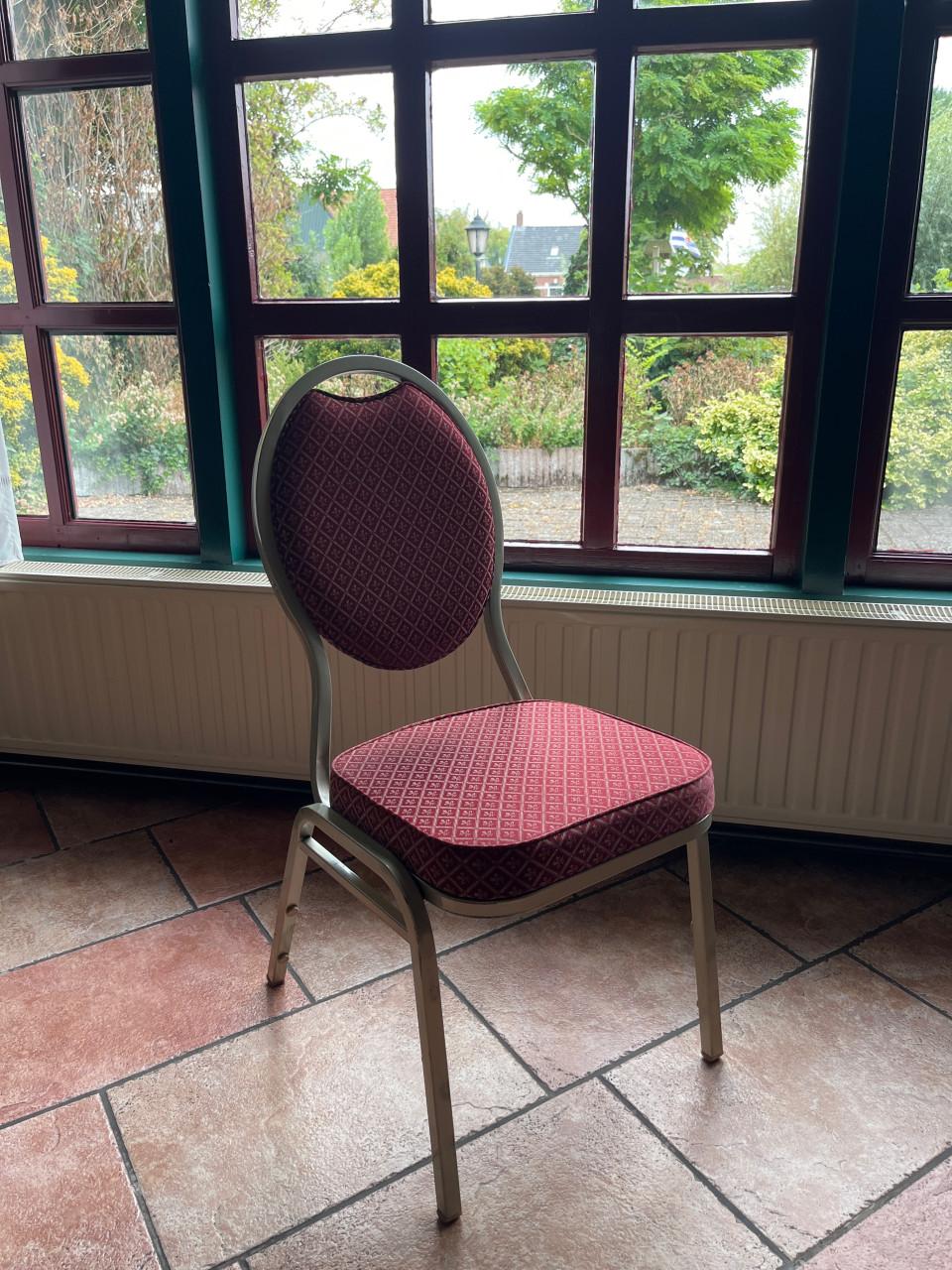 Rode horeca stapel stoelen