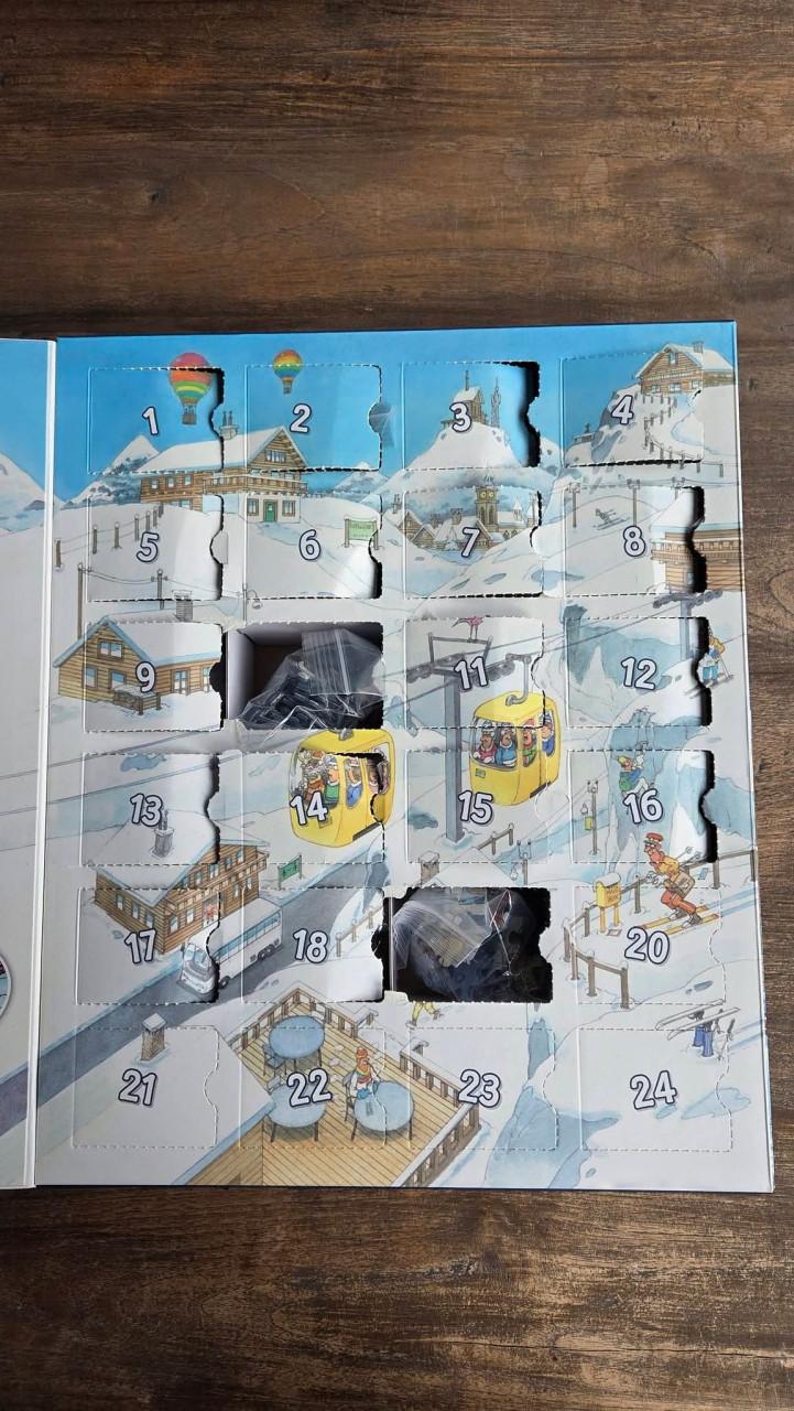 🎅 Jan van Haasteren Adventkalender (V), gevuld met 24 puzzels 54 stukjes.