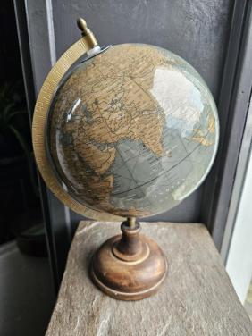 Heel mooie wereldbol met beige en grijze kaart op mango voet