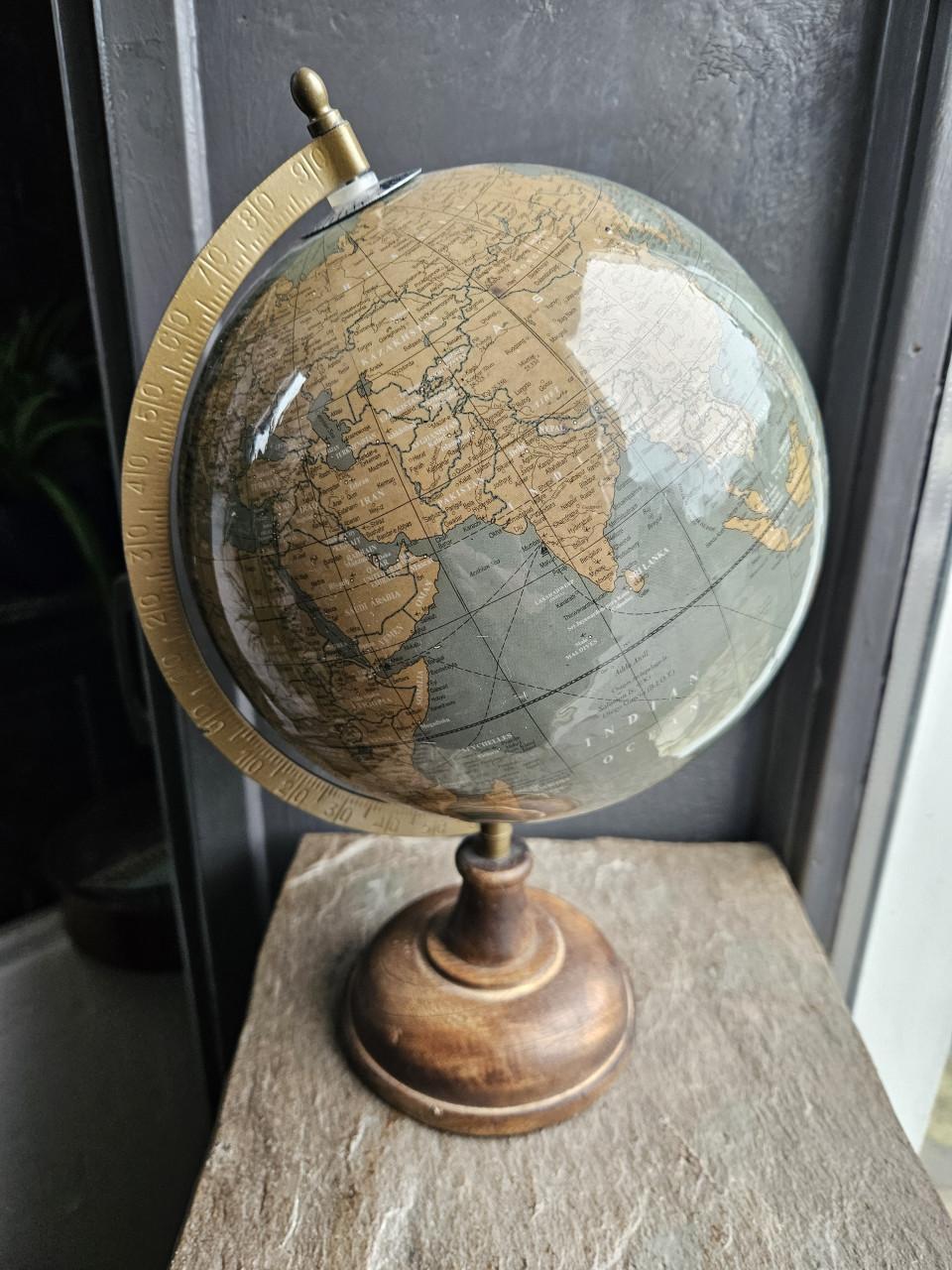 Heel mooie wereldbol met beige en grijze kaart op mango voet