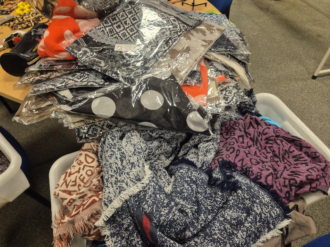 Partij van 100 sieraden  / sjaals / riemen