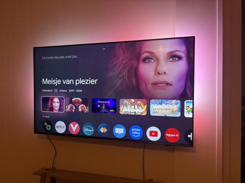 Smart tv Philips 65pus8808/12 met ambilight!