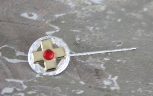 Zilverkleurig speldje met goudkleur kruis  en steenje