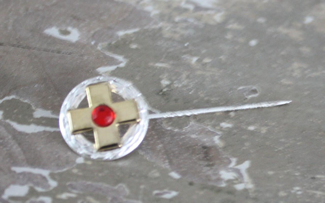 Zilverkleurig speldje met goudkleur kruis  en steenje