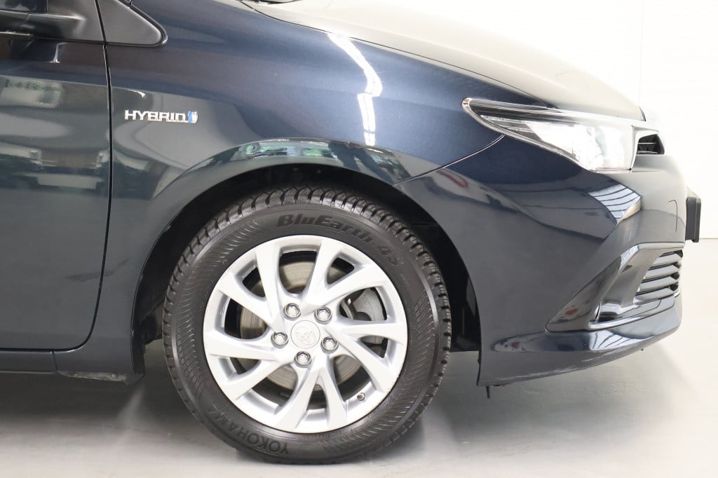Toyota Auris 1.8 hybrid lease