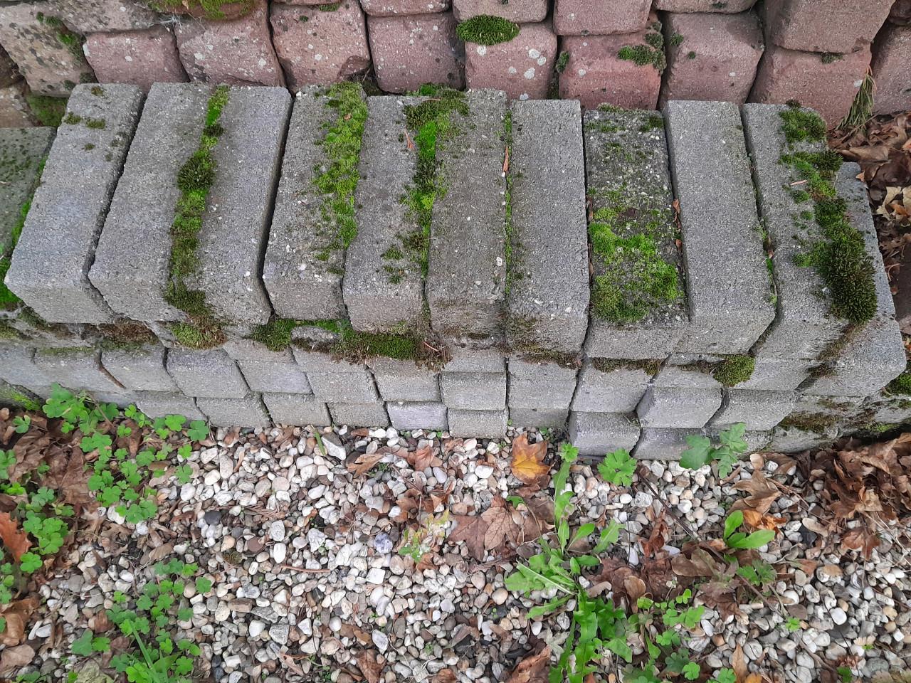 GRATIS partij beton straatstenen, trottoirbanden en opsluitbanden