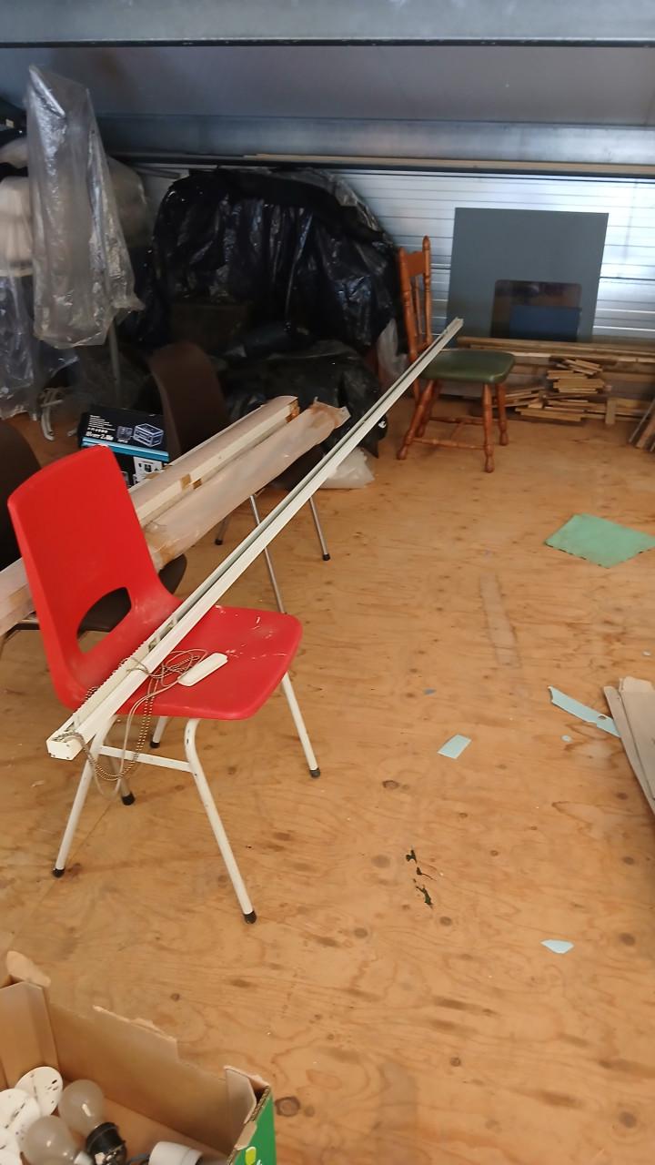 Rail met verticale lamellen