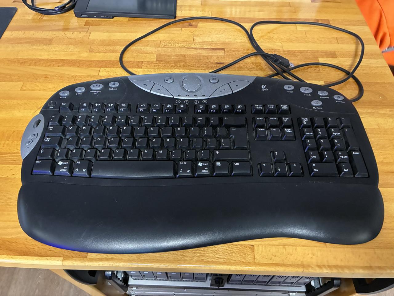 3 Logitech Toetsenborden