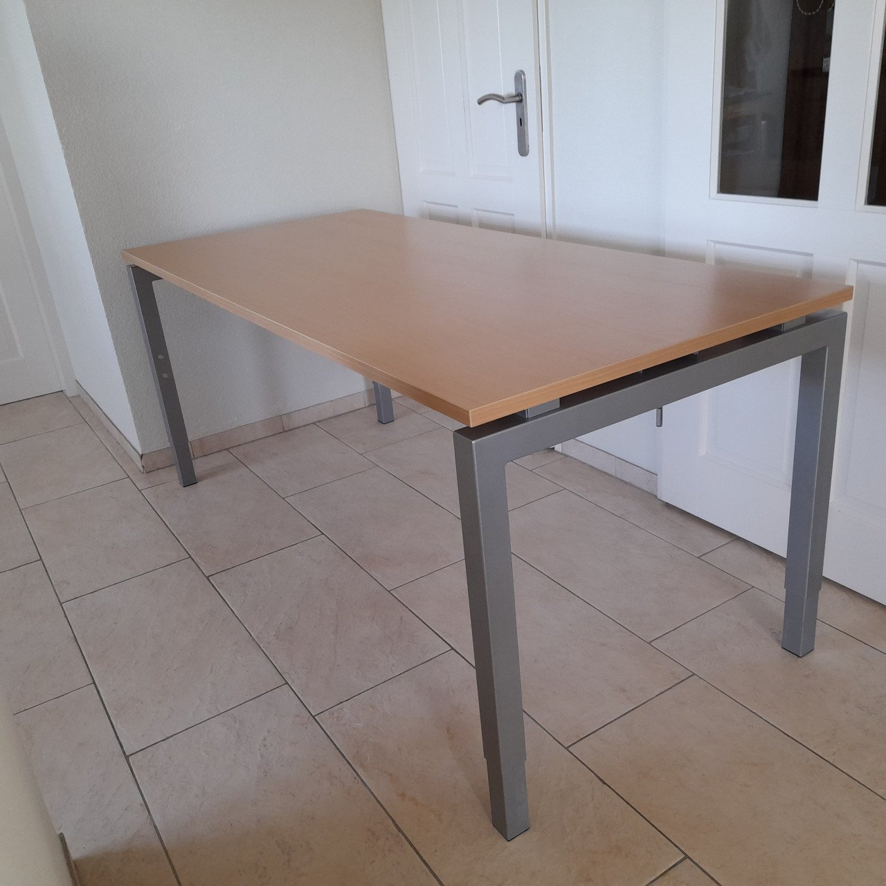 Mooi net bureau 80 x 180 x 75 H ( hoogte verstelbaar) in goede staat !