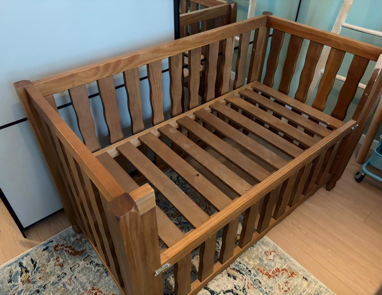 Ledikant verbouwd tot co-sleeper 60 x 120 inclusief matras