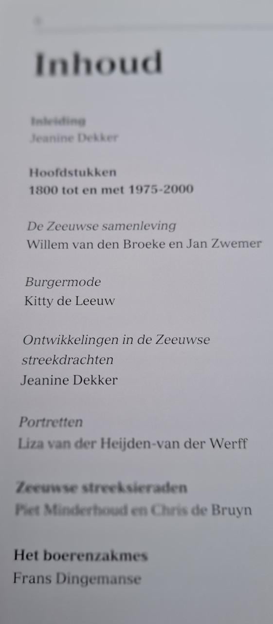 De Zeeuwse streekdrachten 1800-2000, door Jeanine Dekker (eindred.)