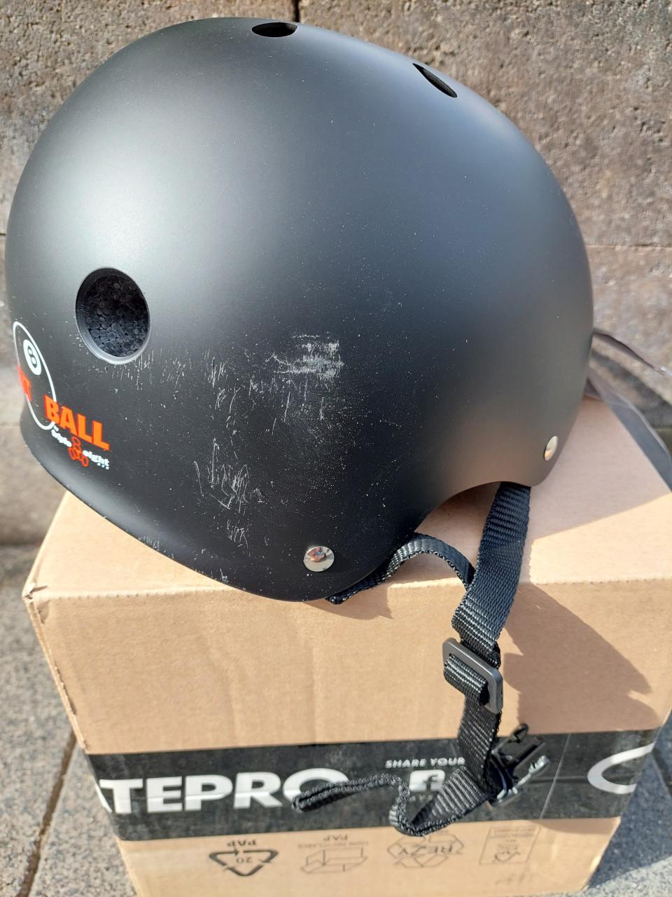 Skatehelm Eight Ball