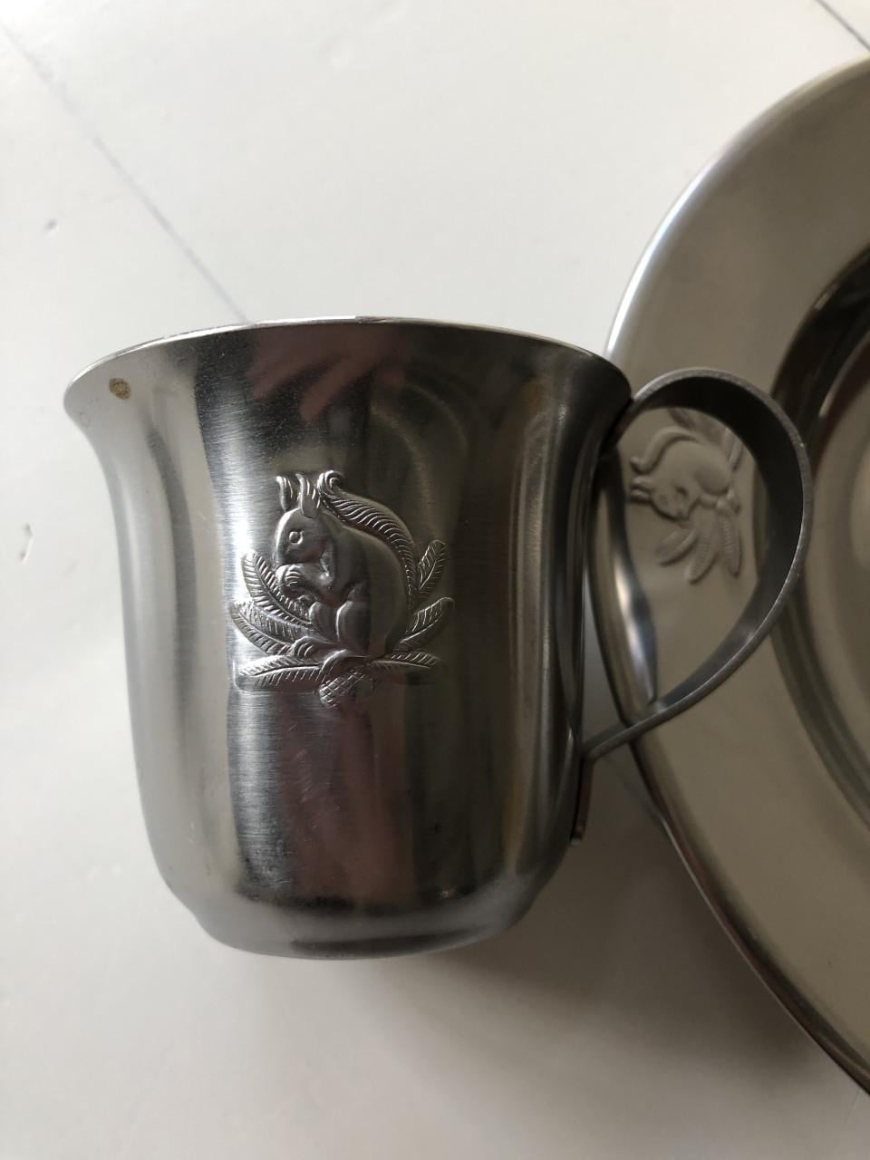 Leuk vintage setje van metalen kinderbordje en mokje met eekhoorn