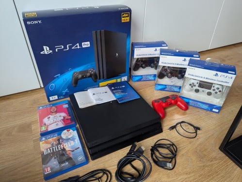 Playstation 4 Pro + 4 DualShock controllers