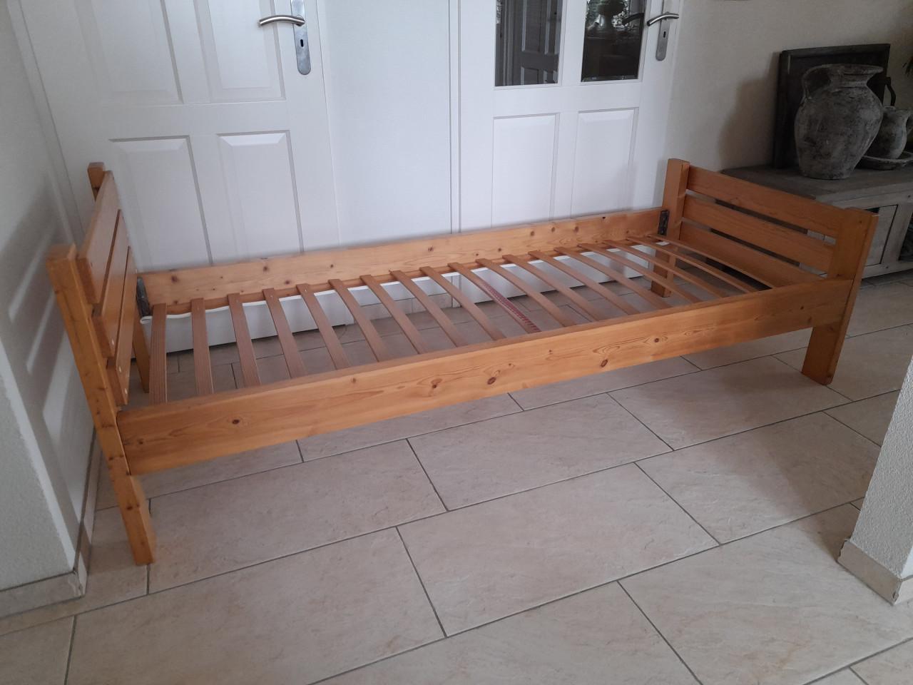 Massief houten bed 80 x 200 (in goede staat)