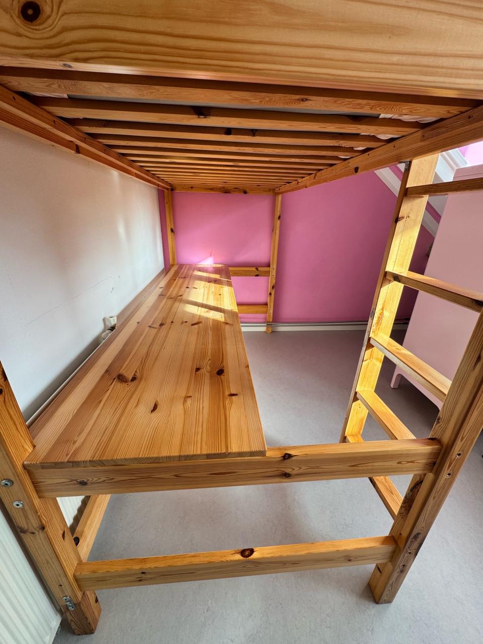 Hoogslaper met bureau