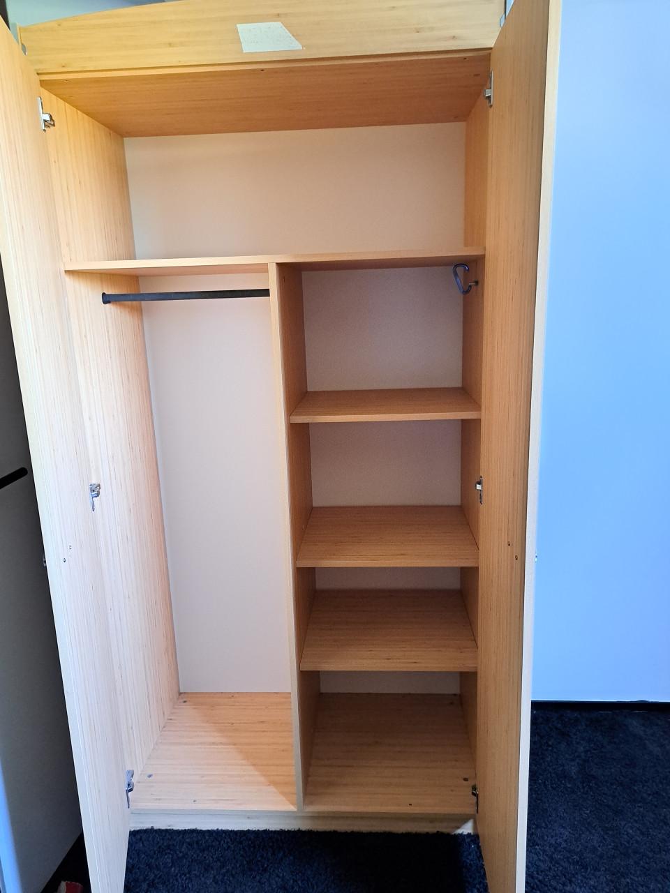 In goede staat zijnde klerenkast hang/leg