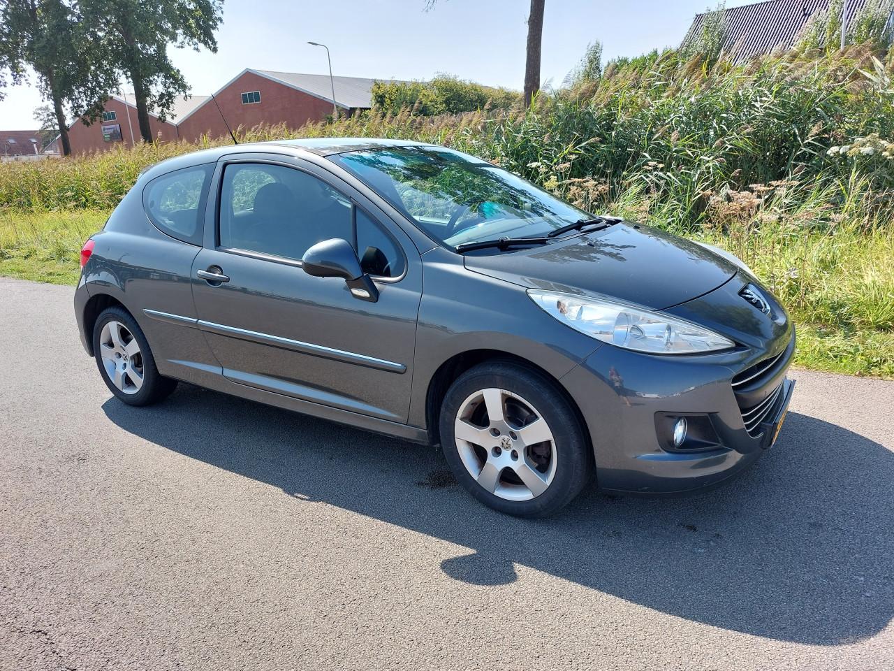 Peugeot 207 bj 2010  1600 euro