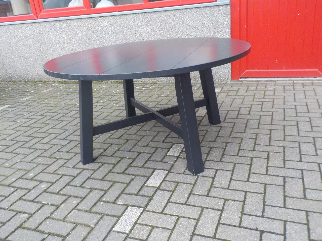 Stevige grote ronde eettafel in goede staat diameter 150 cm