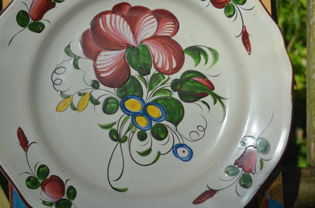 Div. aardewerk borden floraal decor op 1 na 19e/20e eeuw (6)