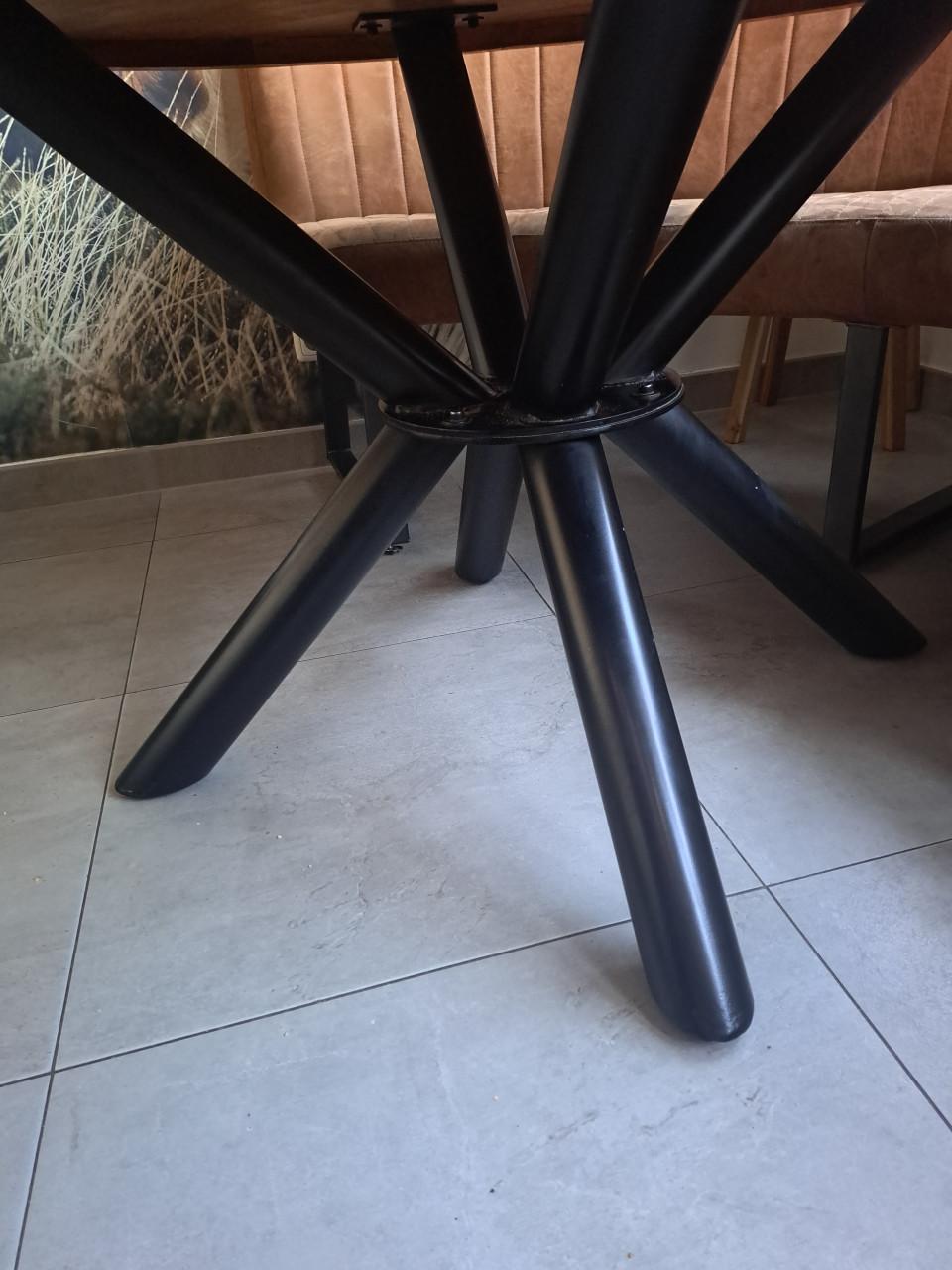 Ronde eettafel met eetbank