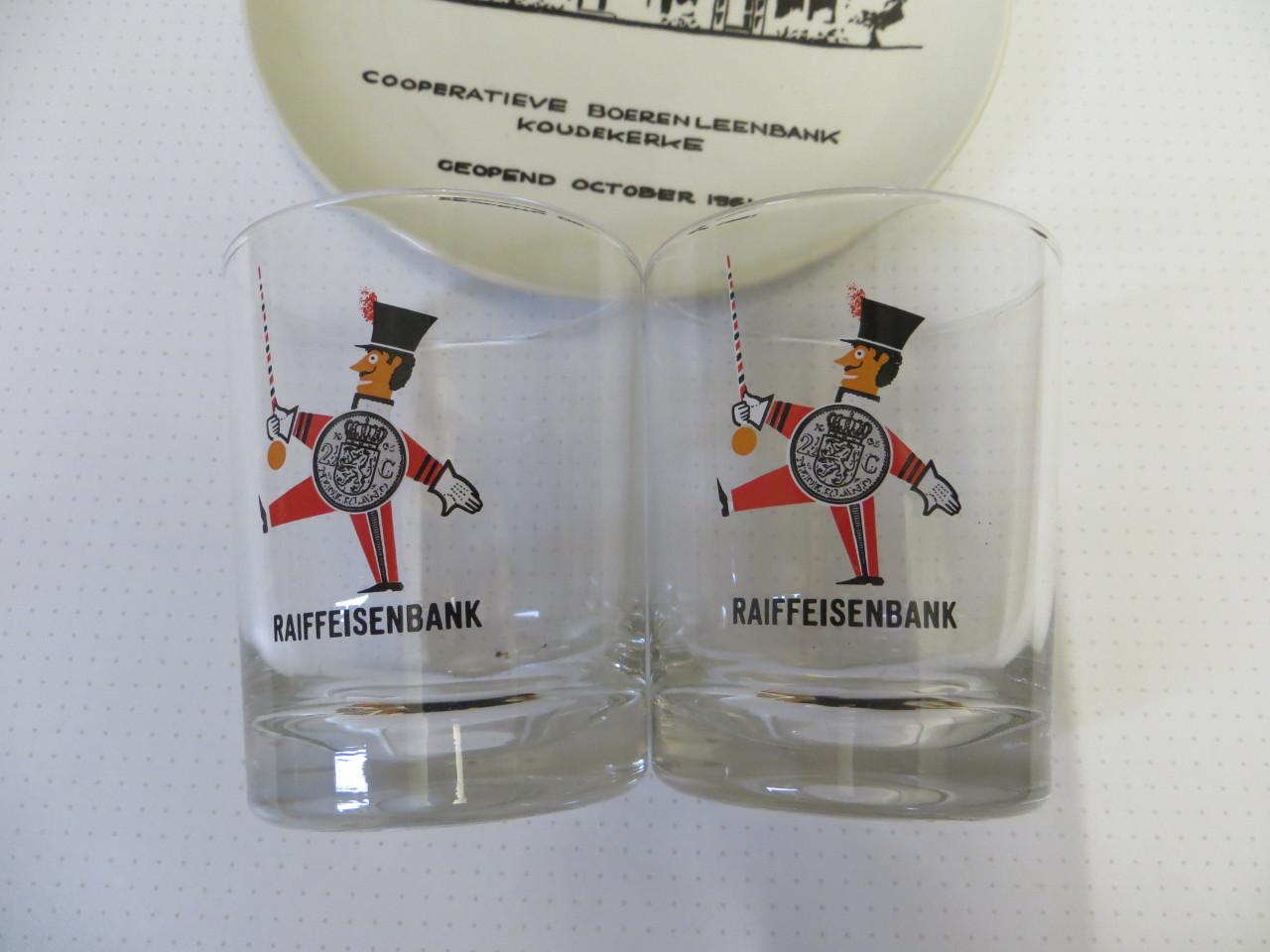 Porseleinen sierbord en twee glazen