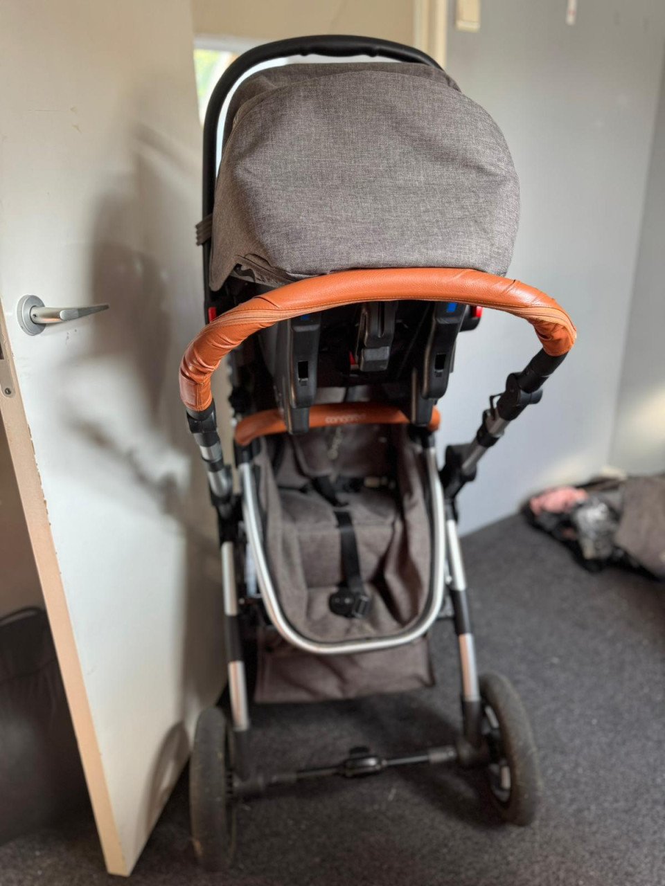 Grijze kinderwagen