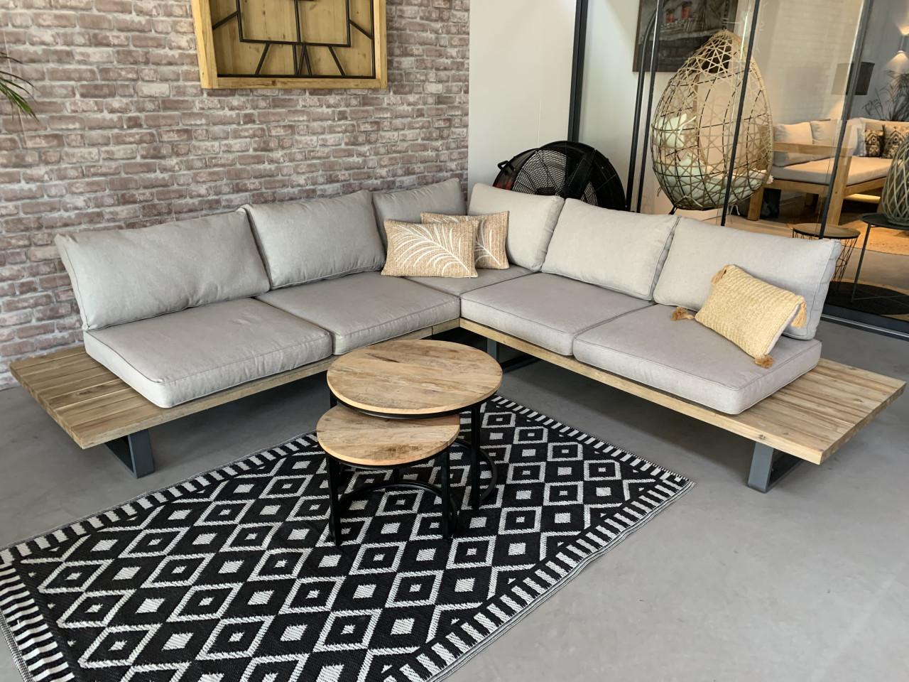 Loungeset met harthoud en grijs aluminium en kussens en tafels