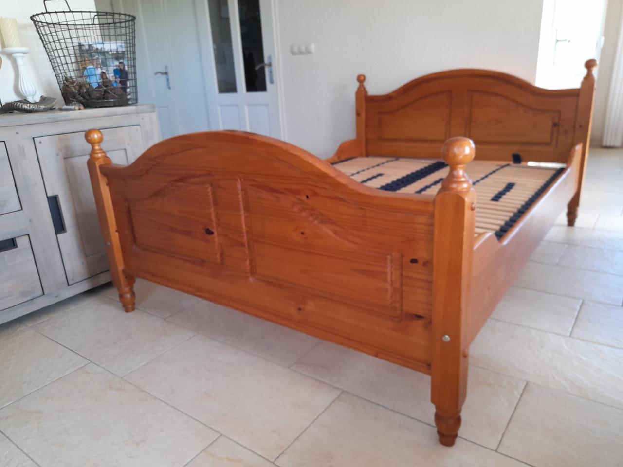 Massief houten bed 140 x 200 (in goede staat )