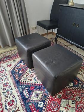 2x zwarte leren poef cq hocker