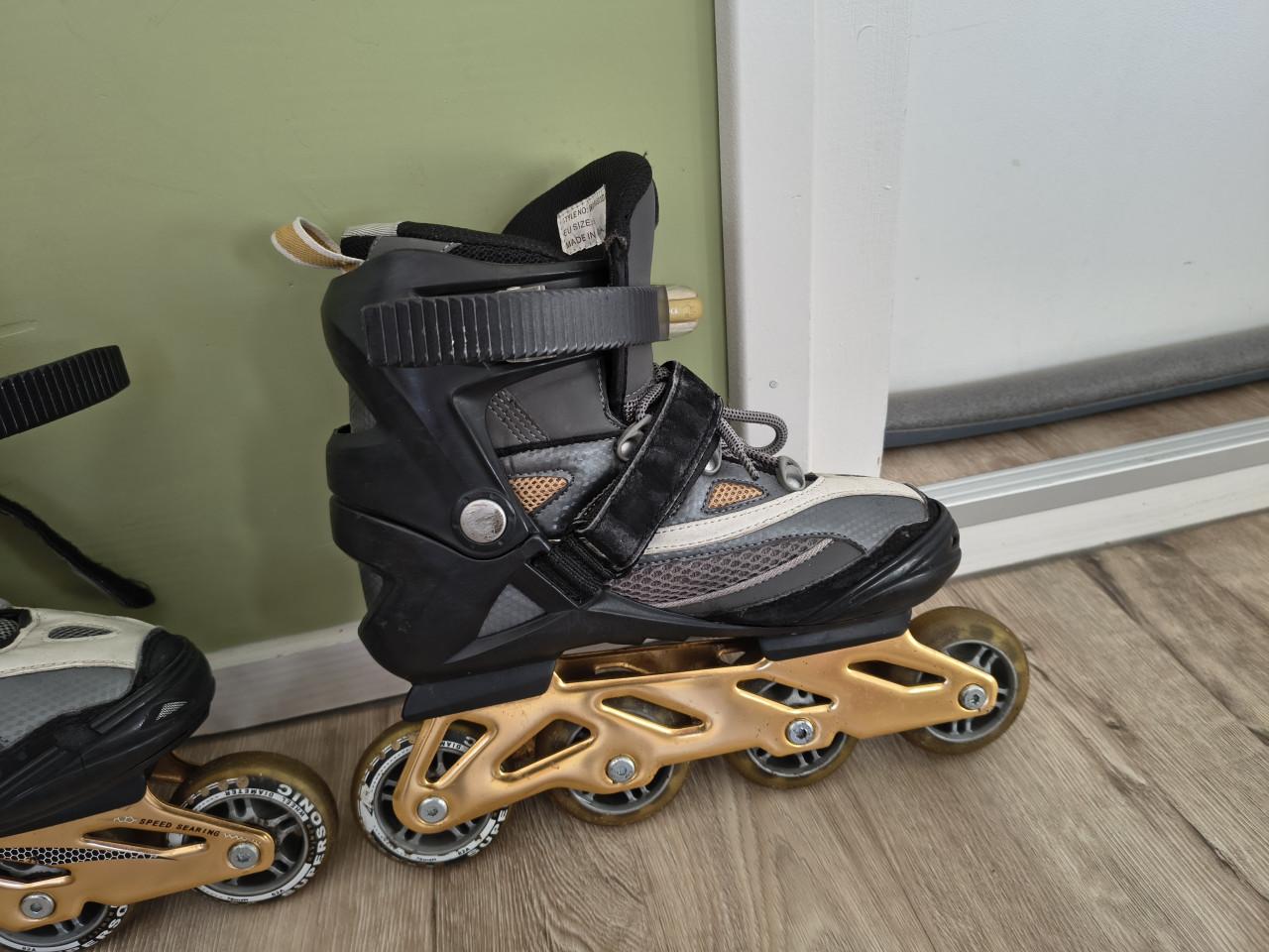 Prachtige skeelers van Dutchy, maat 38. Skates zwart goud.