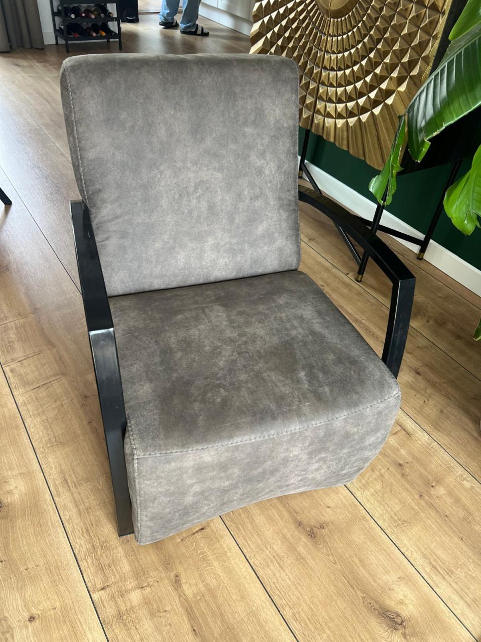 Taupe stoelen met metalen frame