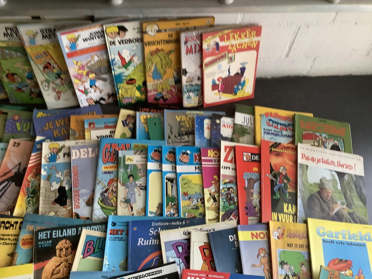 Stapeltje van ca. 100 stripboeken te koop aangeboden. Alles voor €40,00