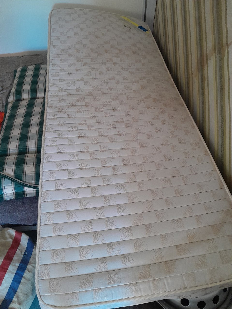 I.g.st.z. 3 matrassen polyester div maten v.a. € 3,00