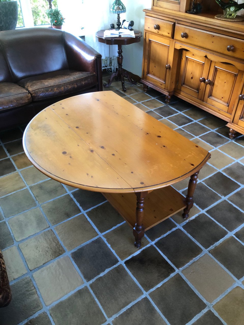 Ronde houten salontafel.