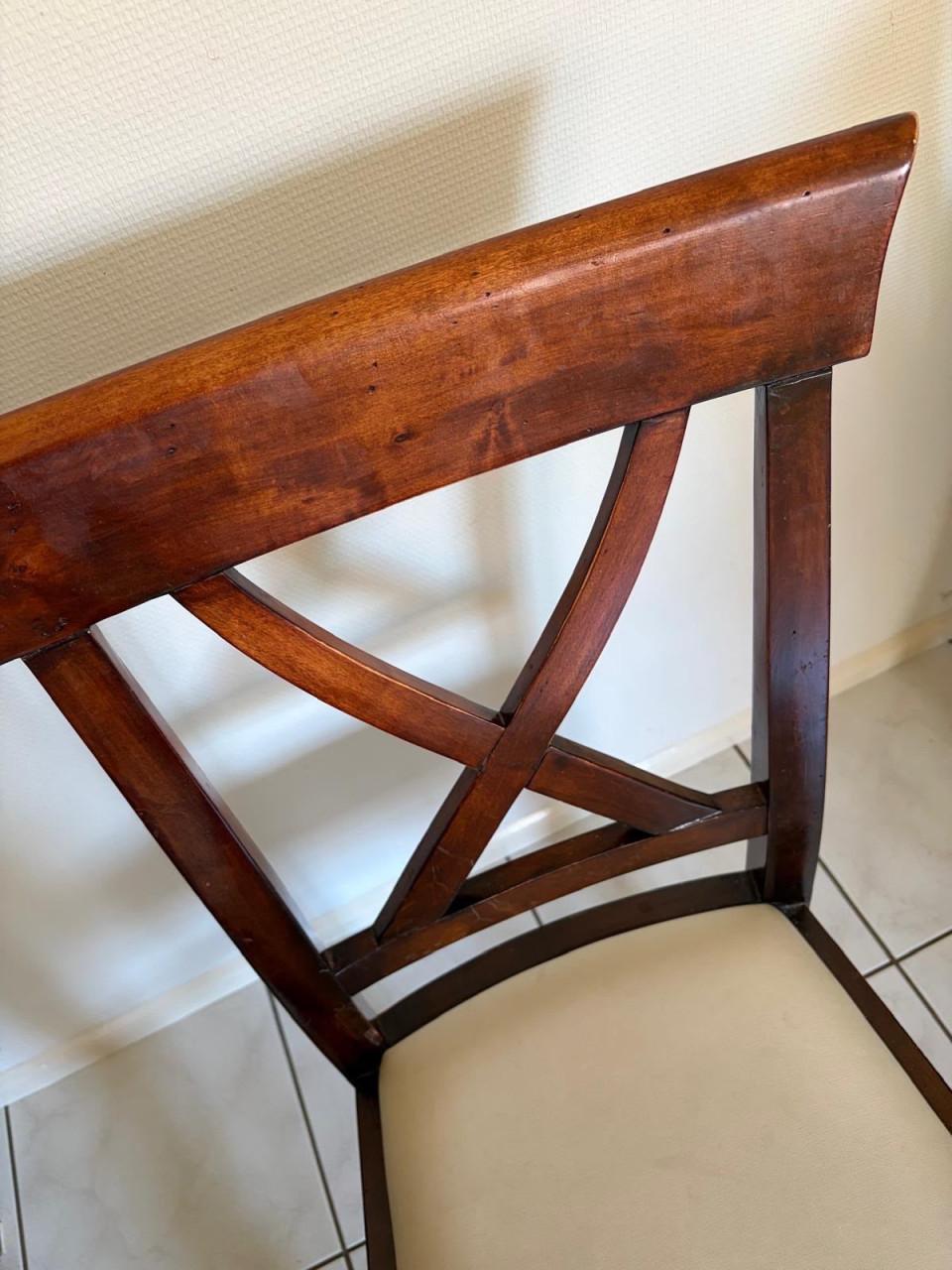 Tafel en zes stoelen donker massief kersenhout